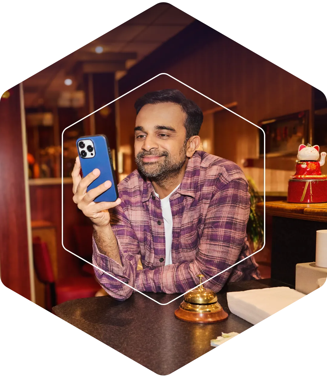Lachende man met een mobiele telefoon in de hand